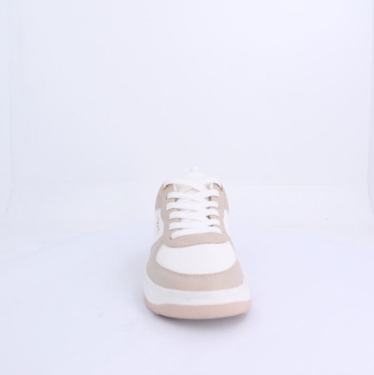 Alexis sneakers in beige and white with white laces, featuring a minimalist design and Milano branding on the side.